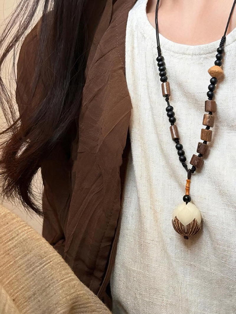 Women’s Vintage-Inspired Artistic Flower Beaded Necklace